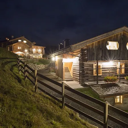אתר נופש Chalet-hotel Borgo Eibn Mountain Lodge, The Originals Relais 5*