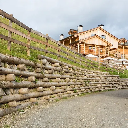 Üdülőközpont Chalet-hotel Borgo Eibn Mountain Lodge, The Originals Relais 5*