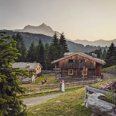אתר נופש Chalet-hotel Borgo Eibn Mountain Lodge, The Originals Relais
