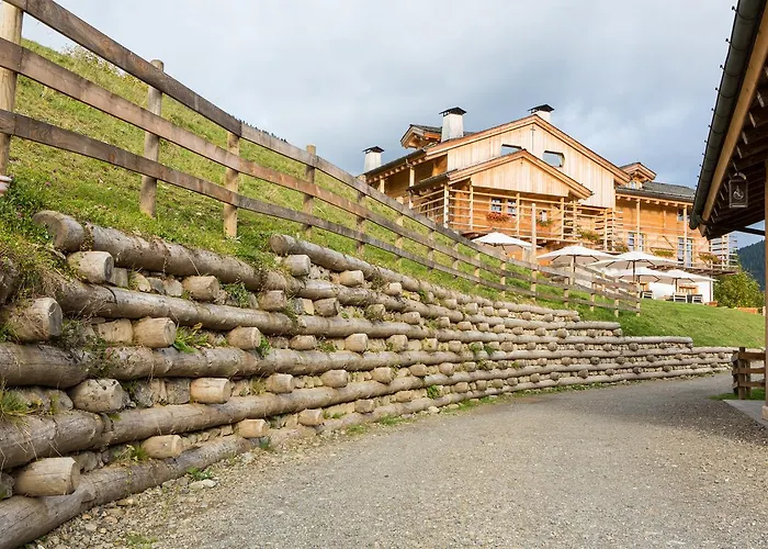 Üdülőközpont Chalet-hotel Borgo Eibn Mountain Lodge, The Originals Relais 5*
